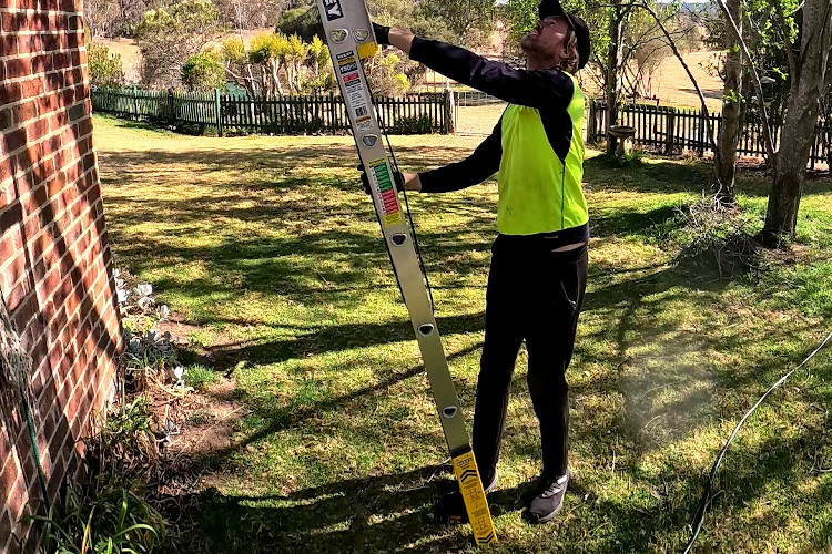 
Expert in gutter cleaning prepares their extension ladder in ulladulla.